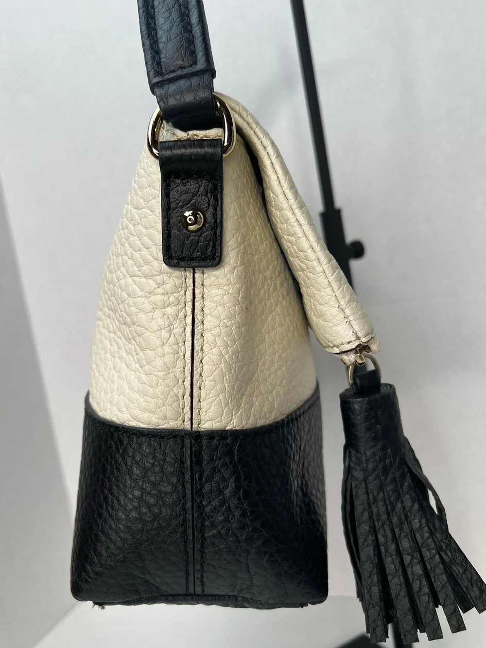 Kate Spade New York Black/White Colorblock Pebbled Zip Tassel